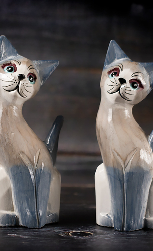 Drewniane koty figurki