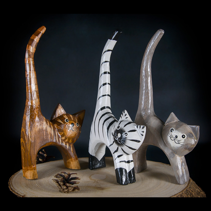 Figurki drewnianych kotów z Indonezji