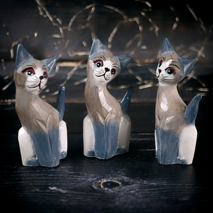 Figurki kotów z drewna Indonezja - trójka