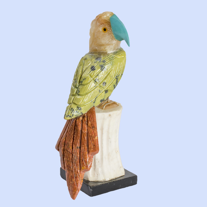 Figurka papugi wykonana z kamieni naturalnych