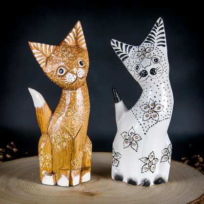 Figurki drewnianych kotów ozdobnych